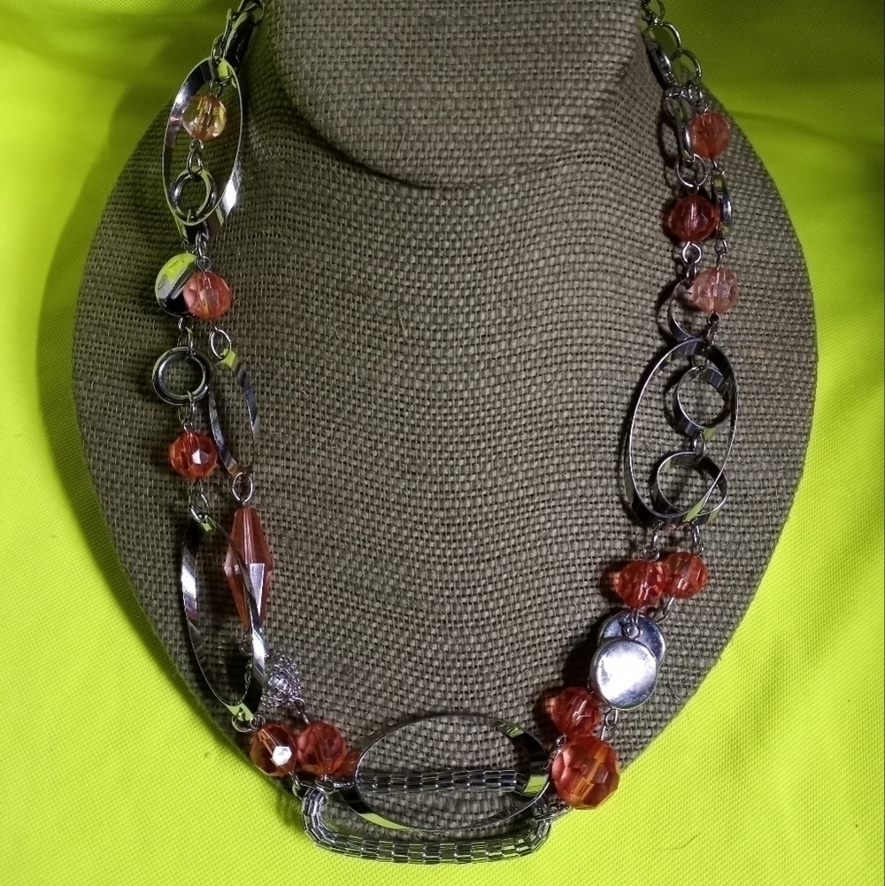 Silvertone chain beaded pinkish peach 🍑 color necklace